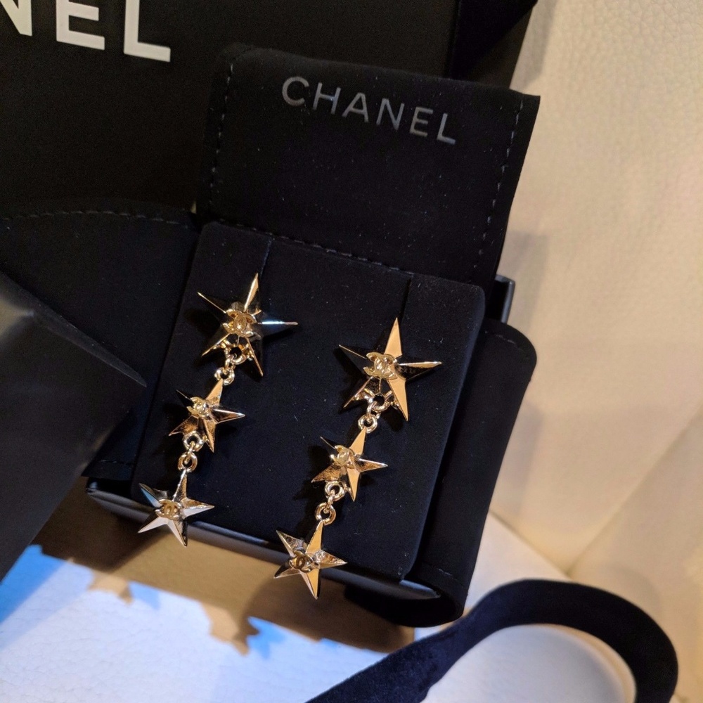 ❎SOLD❎cHANEL GOLD STAR CHAIN CC EARRINGS BN - Picture 3 of 5